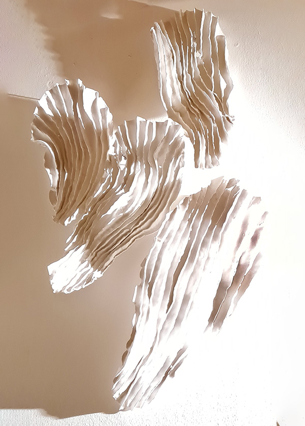 Tonskulptur "pinna bianca" von Keramikerin Christine Elfriede Neubauer in Salzburg