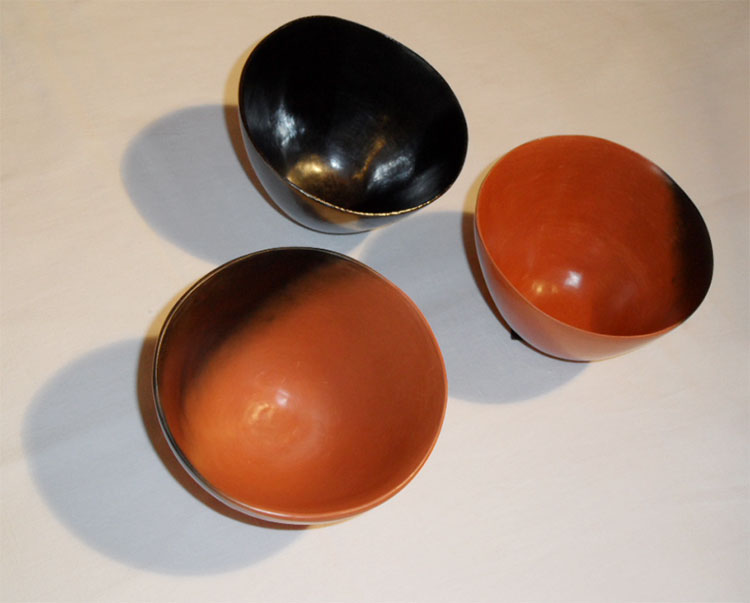 3 Schalen, rot-schwarz, handgetöpfert von Keramikkünstlerin Christine Elfriede Neubauer